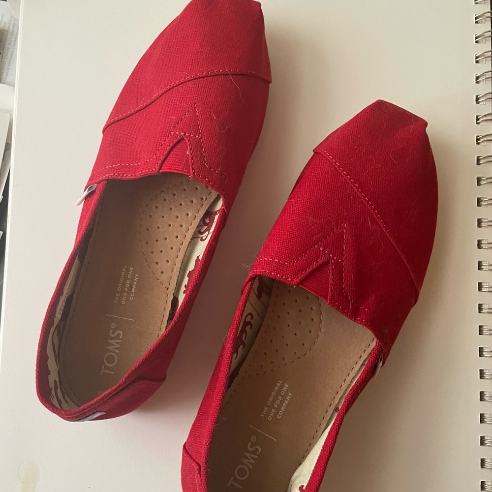 Toms Womens Classic Slip Ons, red, size 8